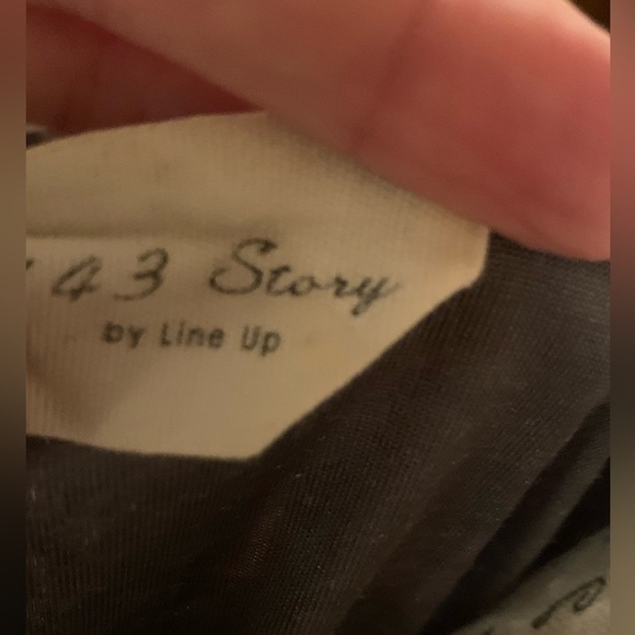 1.4.3 Story short sleeve crushed velvet top size medium EUC - Picture 3 of 4